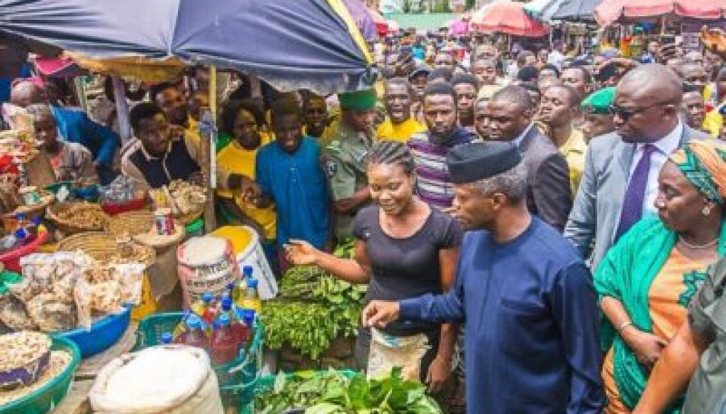 VP-Osinbajo-goes-to-market-interacts-with-traders--e1536254977796