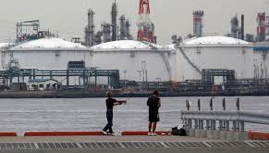 Oil prices dip as US records surge in supply